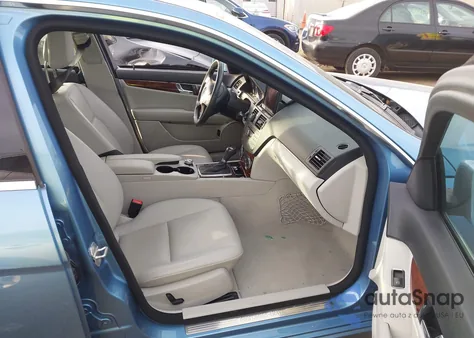 2010 Mercedes-Benz C 300 Luxury 4Matic z USA, uszkodzony, nr VIN WDDGF8BB1AF413530